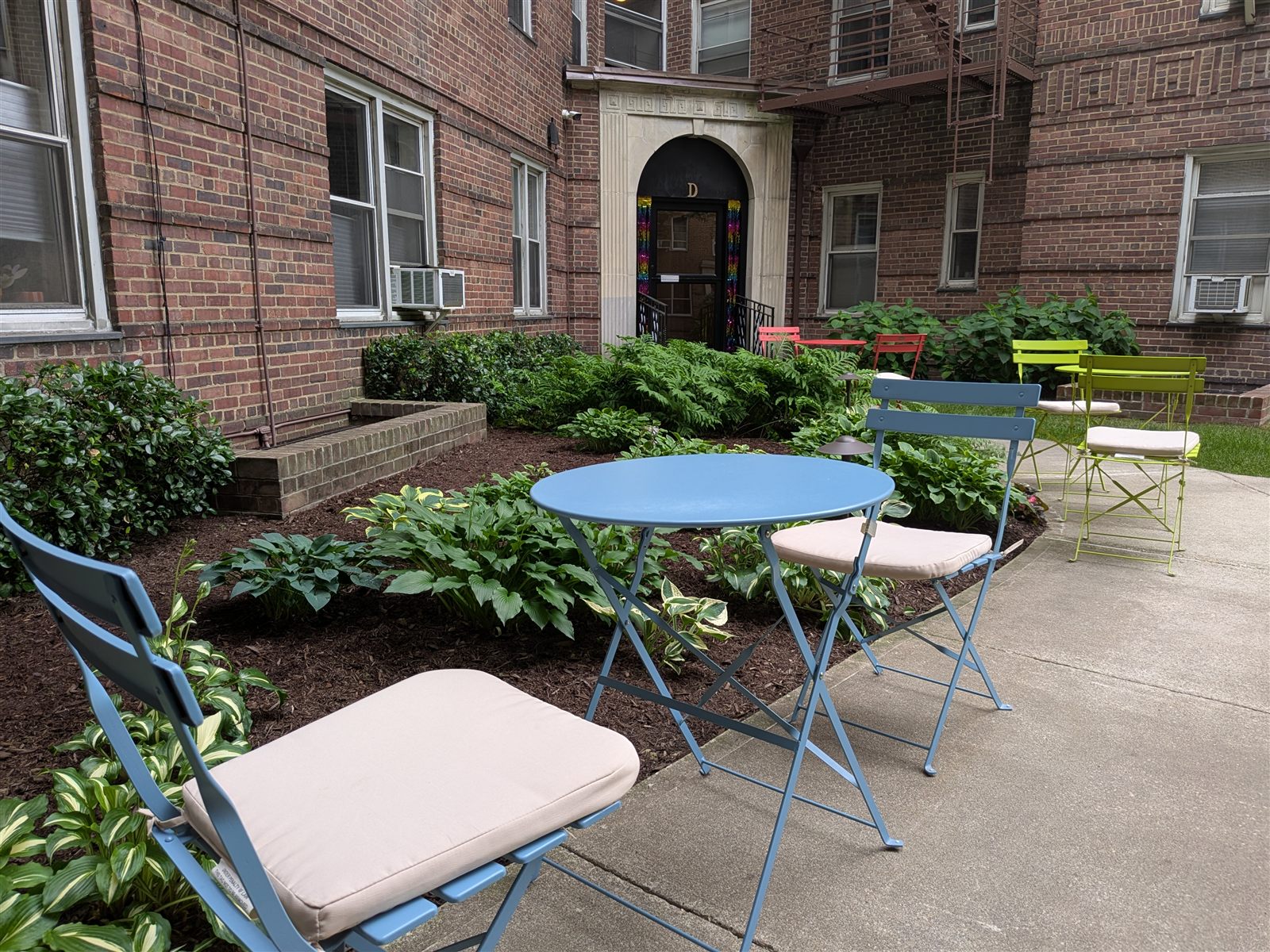 Tables and chairs surrounded by plants in the Washington Plaza courtyard